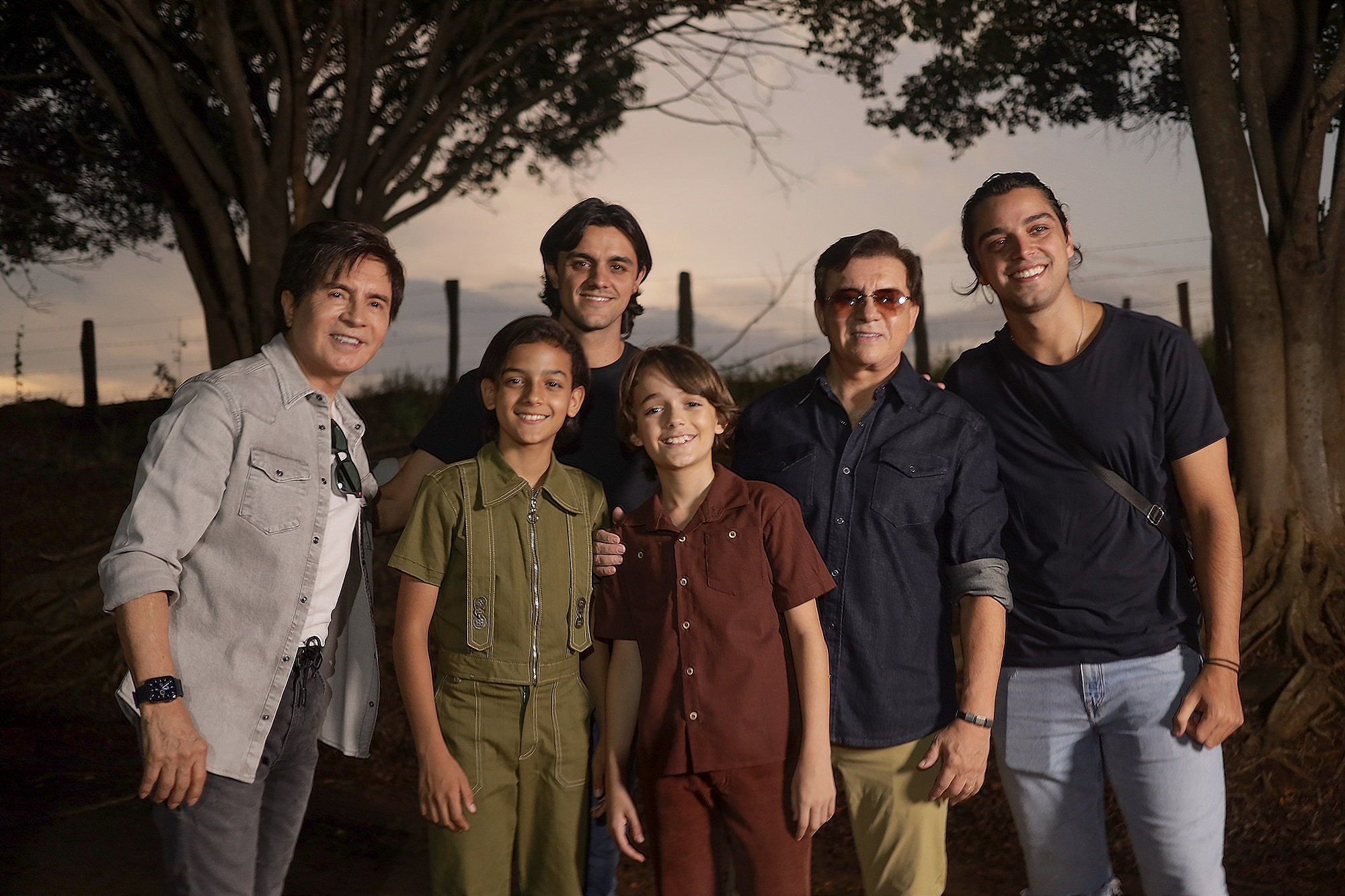 Chitãozinho e Xororó encontram atores que vão interpretá-los em nova série  do Globoplay - Patrícia Kogut, O Globo
